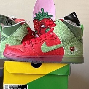 Nike SB Dunk High Strawberry Cough